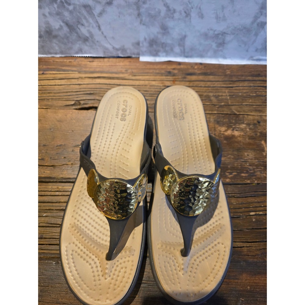Crocs Sanrah Hammered Circle Wedge Sandals Black Tan Gold Medallion Womens 10 - Picture 5 of 6
